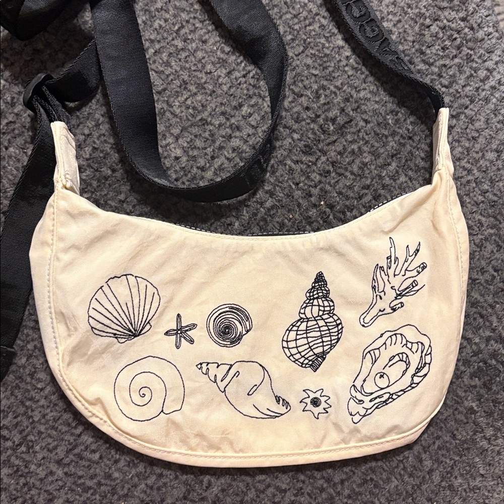 Beige BAGGU Crossbody Bag with Black Sea Shell Design